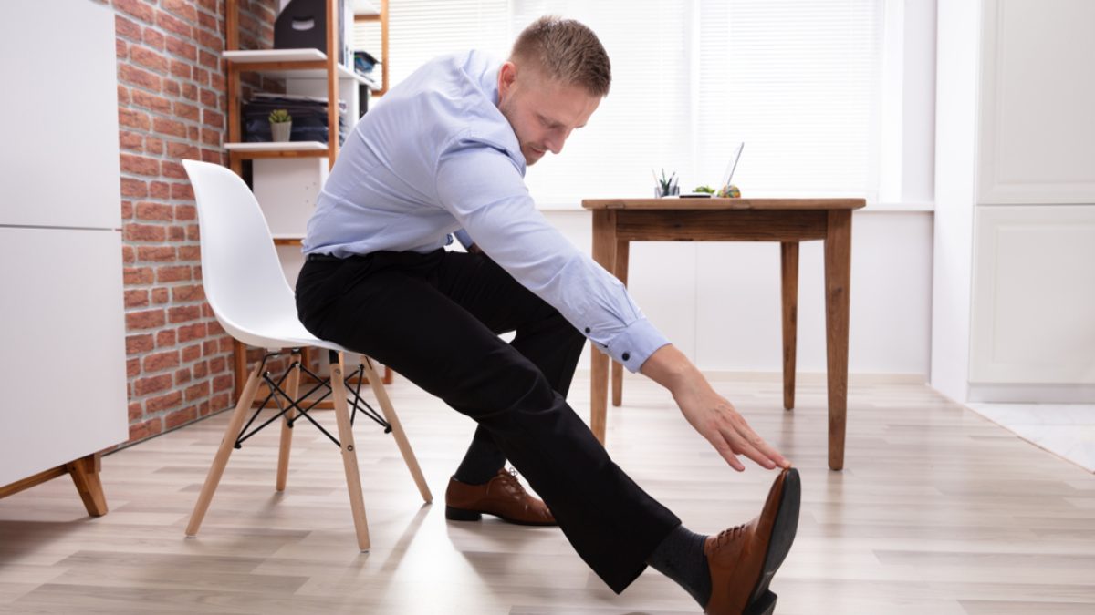 Trabajas en oficina: 10 micro estiramientos avalados por quiroprácticos que puedes hacer en tu mesa
